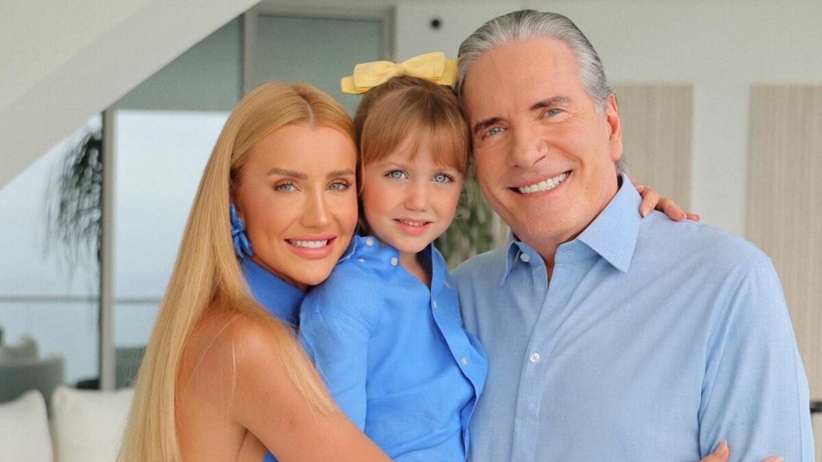 Roberto Justus e Ana Paula Siebert, em foto posada ao lado da filha Vicky