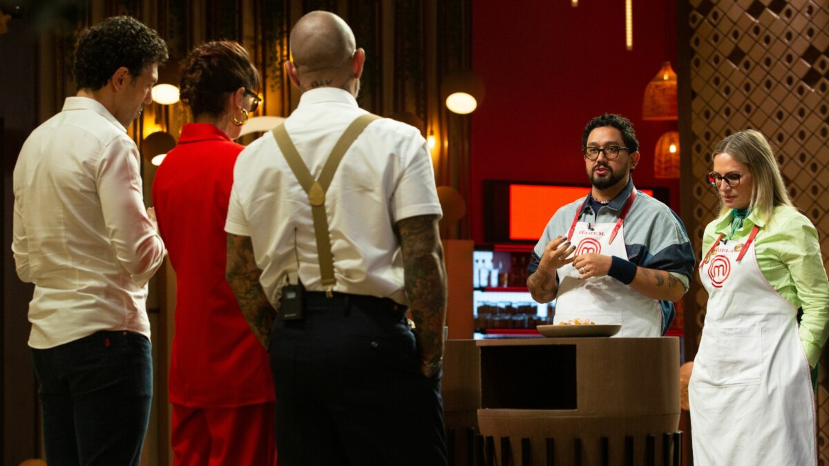 Rodrigo Oliveira, Helena Rizzo e Henrique Fogaça avaliando pratos no MasterChef