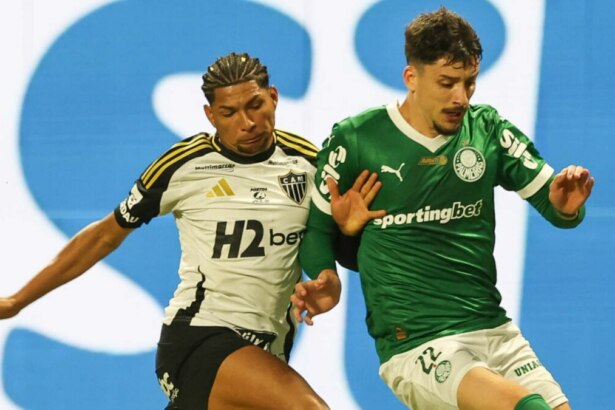 Rony e Piquerez disputando bola no jogo Palmeiras x Atlético/MG do Brasileirão