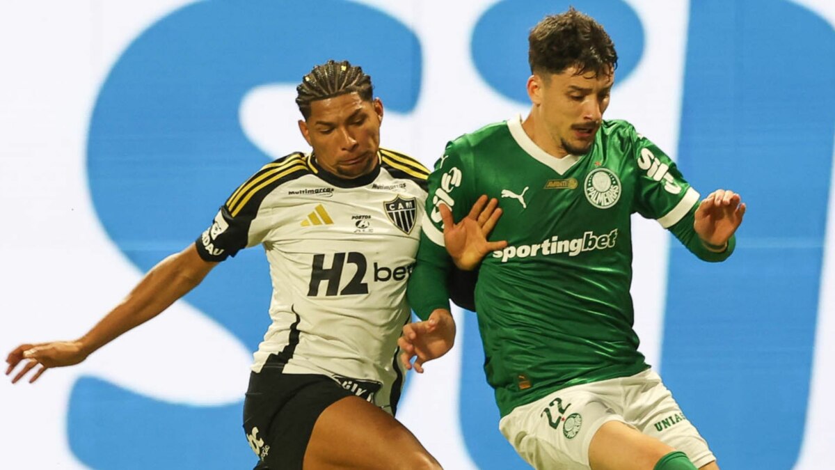 Rony e Piquerez disputando bola no jogo Palmeiras x Atlético/MG do Brasileirão