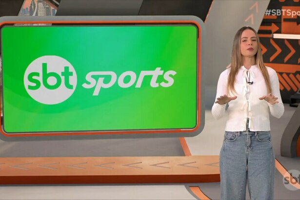 Renata Saporito veste branco e uma calça jeans ao lado do logo do SBT Sports