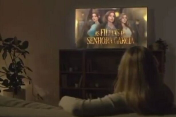 Mulher sentada no sofá, em trecho de chamada de As Filhas da Senhora Garcia no SBT, que provocou a RECORD