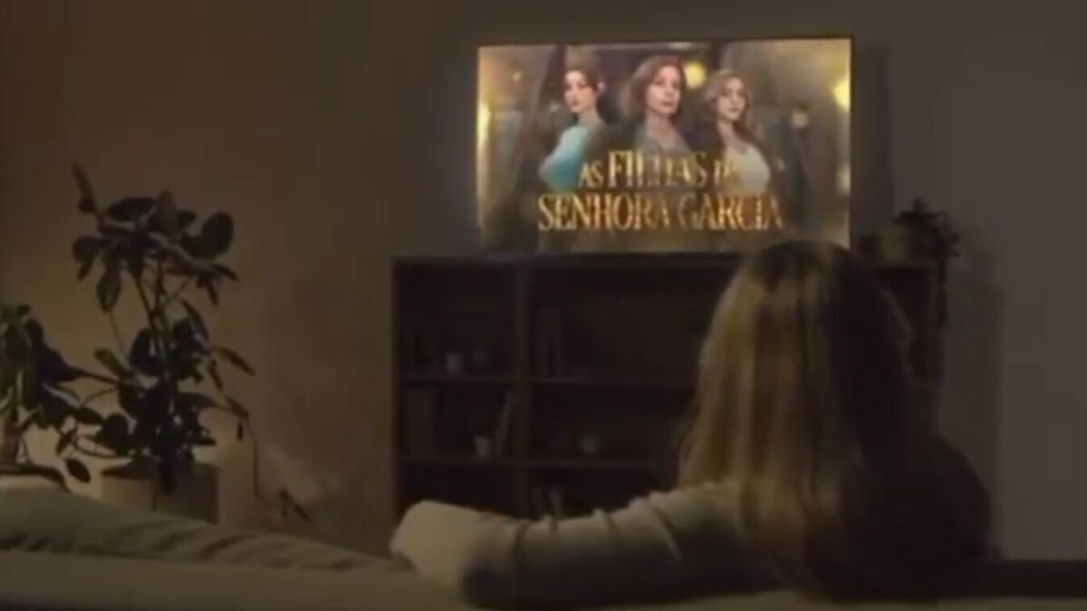 Mulher sentada no sofá, em trecho de chamada de As Filhas da Senhora Garcia no SBT, que provocou a RECORD