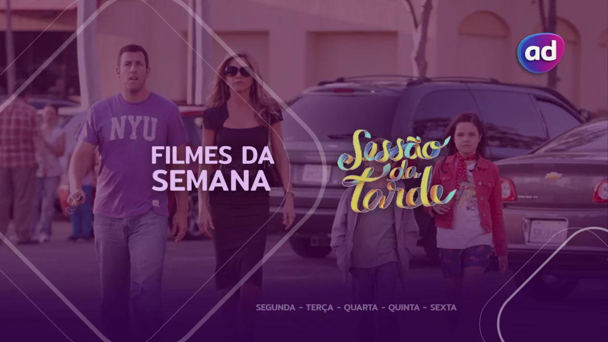 Casal caminha ao lado de duas crianças em cena do filme Esposa de Mentirinha na arte dos filmes da semana na Sessão da Tarde