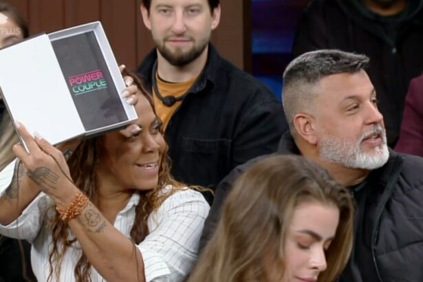 Silvia e André abrando a caixa do livro de prêmio Quebra-Power