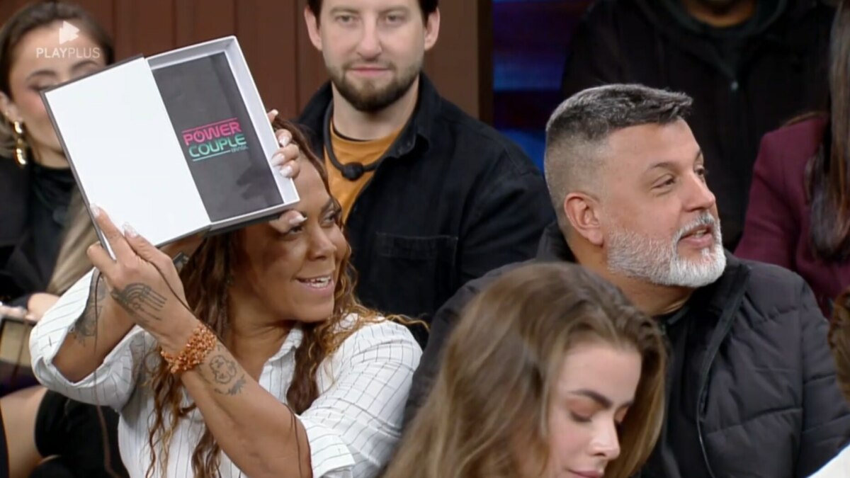 Silvia e André abrando a caixa do livro de prêmio Quebra-Power