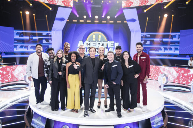 Elenco do Acerte ou Caia! junto com o apresentador Tom Cavalcante