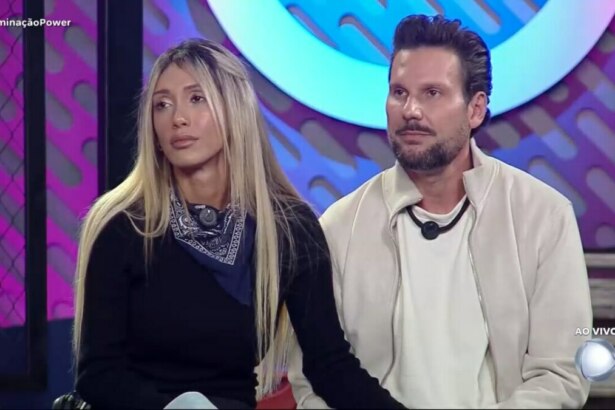 Tali e Pessina sentados no palco no Power Couple, em trecho da noite de eliminação