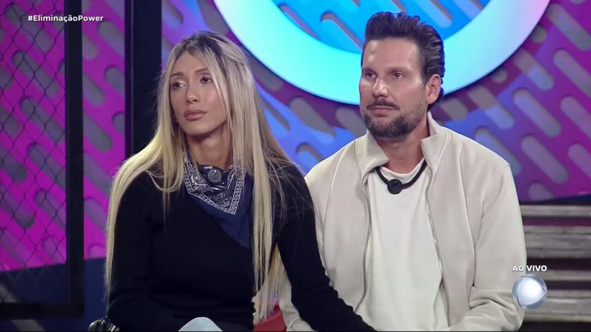Tali e Pessina sentados no palco no Power Couple, em trecho da noite de eliminação