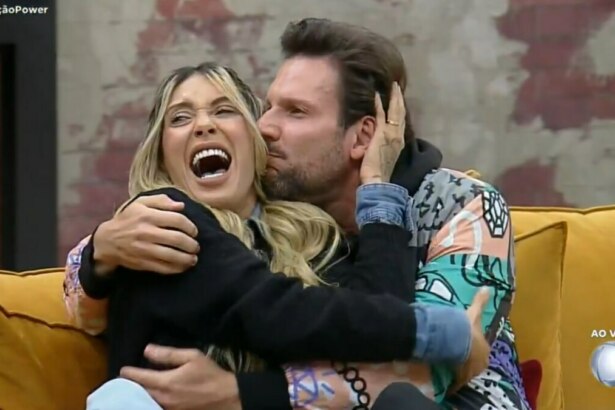 Tali e Pessina se abraçando e celebrando a vitória no leilão da Esfera do Poder