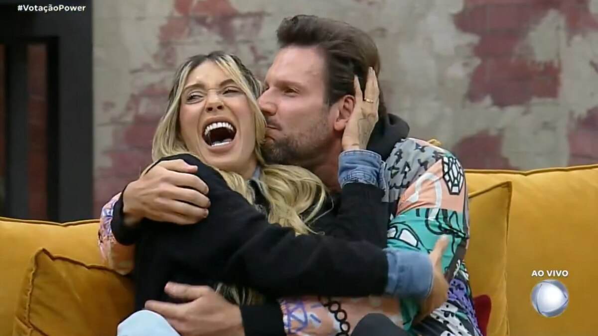 Tali e Pessina se abraçando e celebrando a vitória no leilão da Esfera do Poder