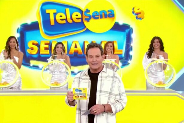 Luis Ricardo segura o bilhete amarelo da Tele Sena Semanal edição 59 na frente dos globos e das assistentes de palco