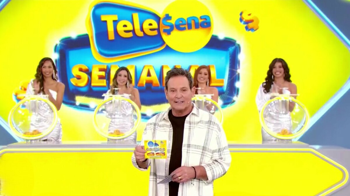 Luis Ricardo segura o bilhete amarelo da Tele Sena Semanal edição 59 na frente dos globos e das assistentes de palco
