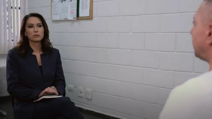 Thais Furlan entrevistando o assassino do jogador Daniel para episódio do Doc Investigação