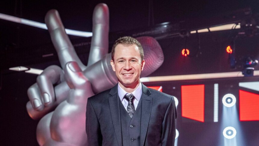 Tiago Leifert no cenário do The Voice Brasil na Globo, que agora estará no SBT e Disney +