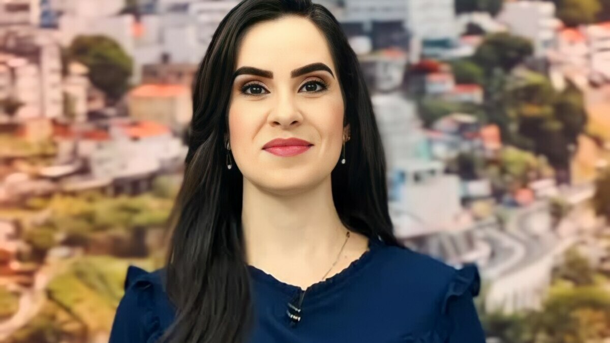 Tiale Acrux de blusa azul no cenário do Balanço Geral BA