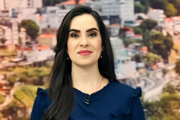 Tiale Acrux de blusa azul no cenário do Balanço Geral BA