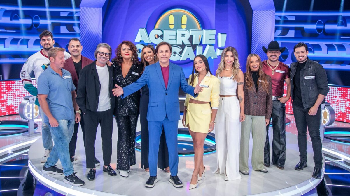 Tom Cavalcante reunido ao lado dos famosos participantes do Acerte ou Caia