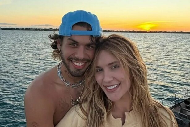 Zé Felipe e Virginia Fonseca em foto posada, sorridente no mar, antes do divórcio