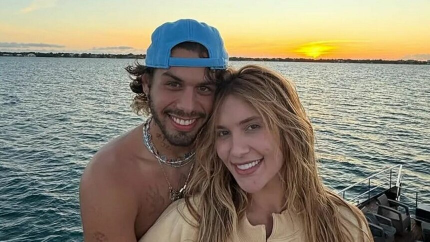 Zé Felipe e Virginia Fonseca em foto posada, sorridente no mar, antes do divórcio