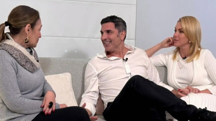 Sonia Abrão olha para Edu Guedes e Ana Hickmann sentados no sofá em entrevista ao A Tarde é Sua na RedeTV!