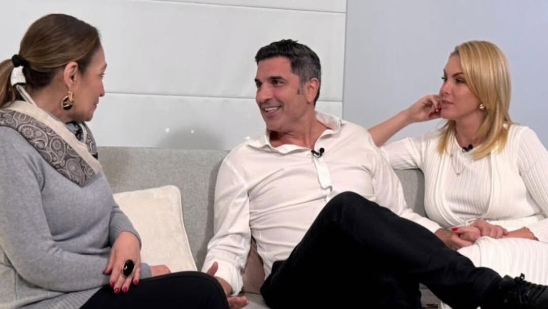 Sonia Abrão olha para Edu Guedes e Ana Hickmann sentados no sofá em entrevista ao A Tarde é Sua na RedeTV!