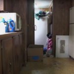 Detalhes da cozinha de Judy já limpa com o micro-ondas também limpo em cena de Acumuladores