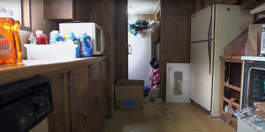 Detalhes da cozinha de Judy já limpa com o micro-ondas também limpo em cena de Acumuladores
