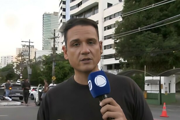 Mateus Borges segura o microfone da RECORD em uma avenida de Salvador, Bahia