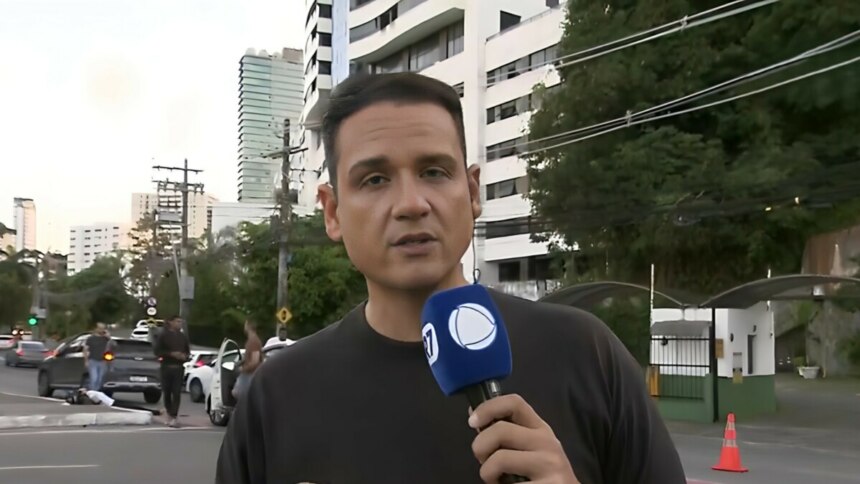 Mateus Borges segura o microfone da RECORD em uma avenida de Salvador, Bahia
