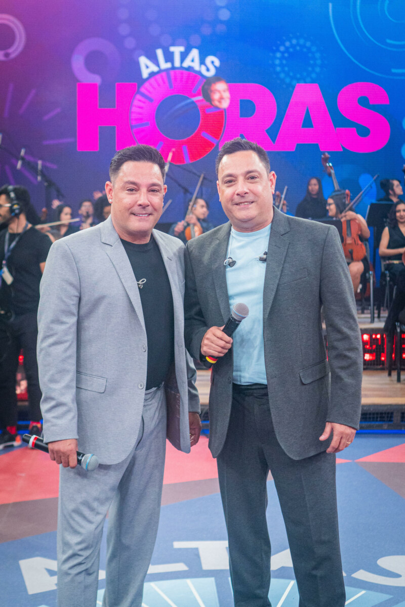 Vavá e Márcio em frente ao palco do Altas Horas
