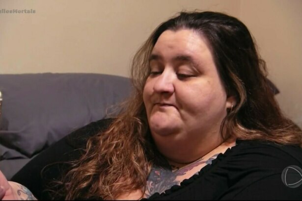 Angie J segura celular em ligação de vídeo com o Dr Now do Quilos Mortais