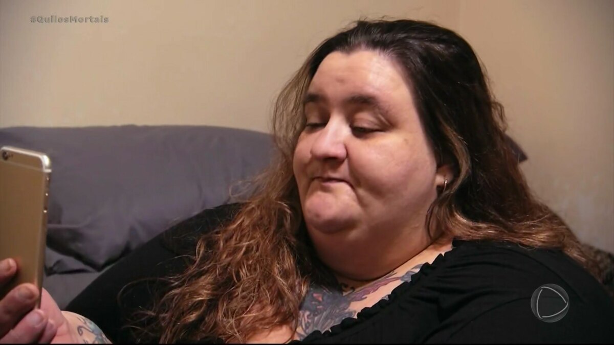 Angie J segura celular em ligação de vídeo com o Dr Now do Quilos Mortais