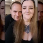 Homem sorrir ao lado de Angie