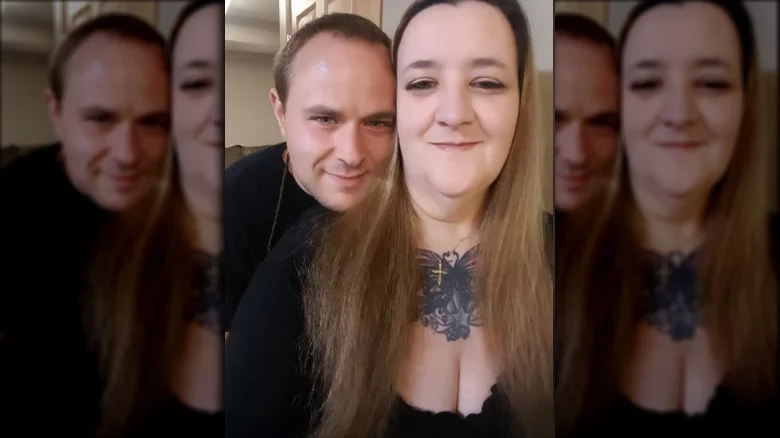 Homem sorrir ao lado de Angie