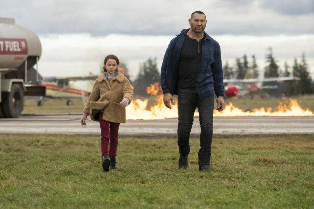 Dave Bautista e Chloe Coleman interagindo como agente da CIA e garota espiã mirim no filme Aprendiz de Espiã