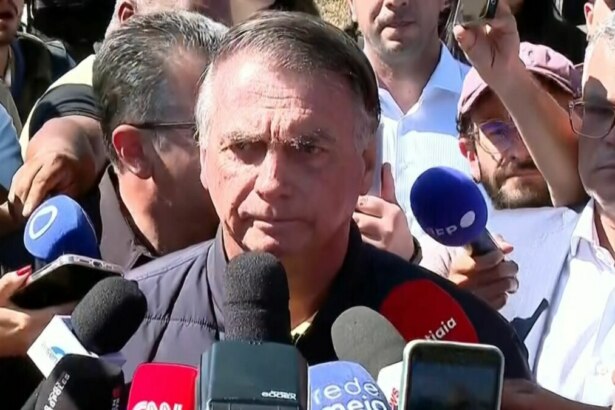Bolsonaro, rodeado de microfones, em trecho de entrevista em Brasília, ao sair da sede da Polícia Federal