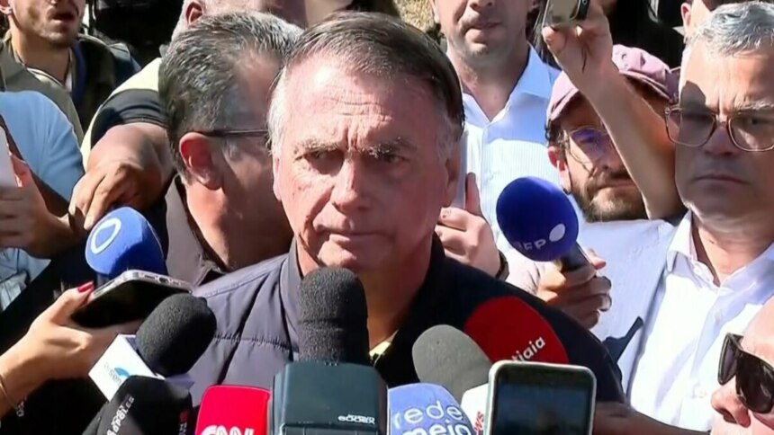 Bolsonaro, rodeado de microfones, em trecho de entrevista em Brasília, ao sair da sede da Polícia Federal