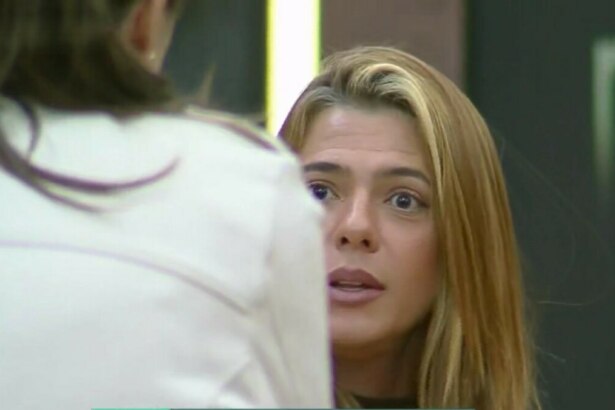 Adriana olha para Carol enquanto conversam no sofá da Mansão do Power Couple Brasil 7