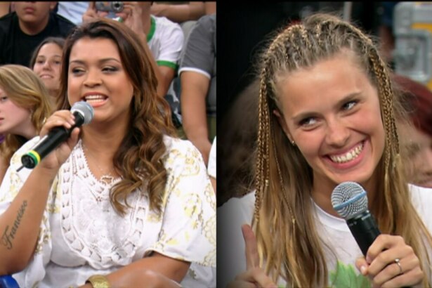 Preta Gil segura o microfone do Altas Horas e sorrir ao falar junto com Carolina Dieckmmann sobre amizade. As duas vestem branco e estão sentadas