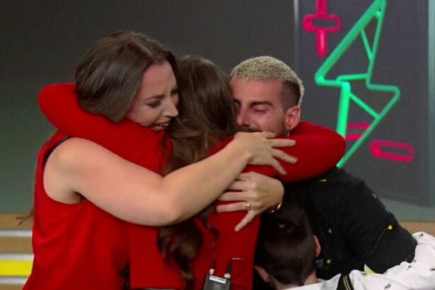 Carol abraça a filha Giovana, Radamés abraça os pequenos Mariana e Mateus no palco do Hoje em Dia. Todos estão chorando muito