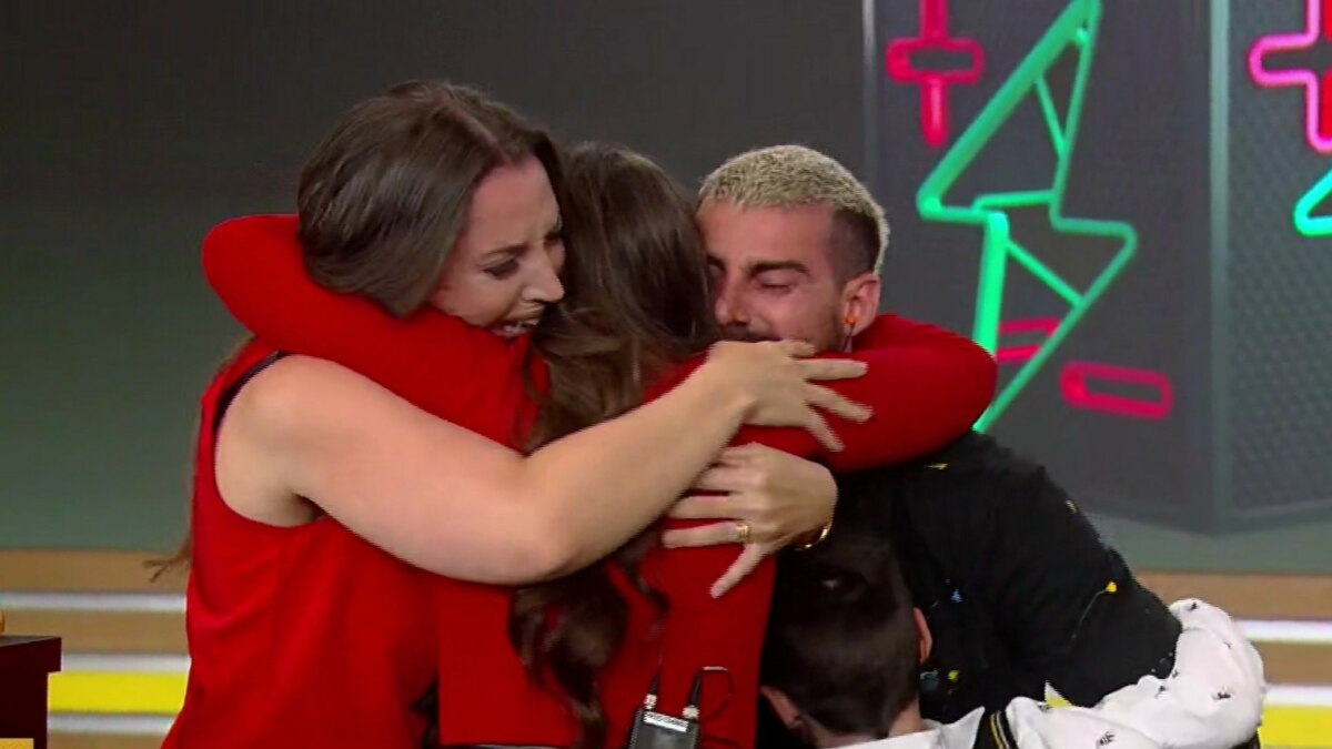 Carol abraça a filha Giovana, Radamés abraça os pequenos Mariana e Mateus no palco do Hoje em Dia. Todos estão chorando muito