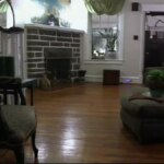 Sala com escada e lareira tudo arrumado