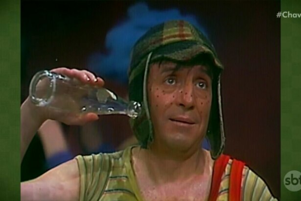 Chaves paralisado com uma garrafa de vidro próximo a orelha