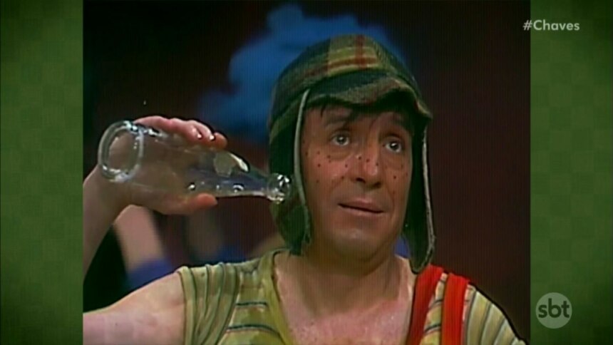 Chaves paralisado com uma garrafa de vidro próximo a orelha