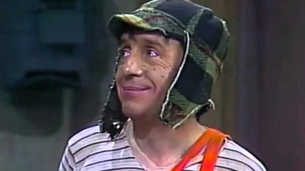 Chaves sorrindo olhando para o canto esquerdo da tela