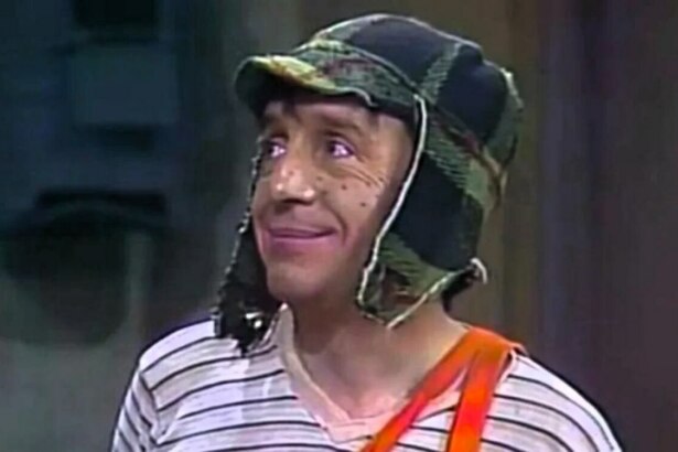 Chaves sorrindo olhando para o canto esquerdo da tela