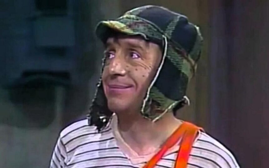 Chaves sorrindo olhando para o canto esquerdo da tela