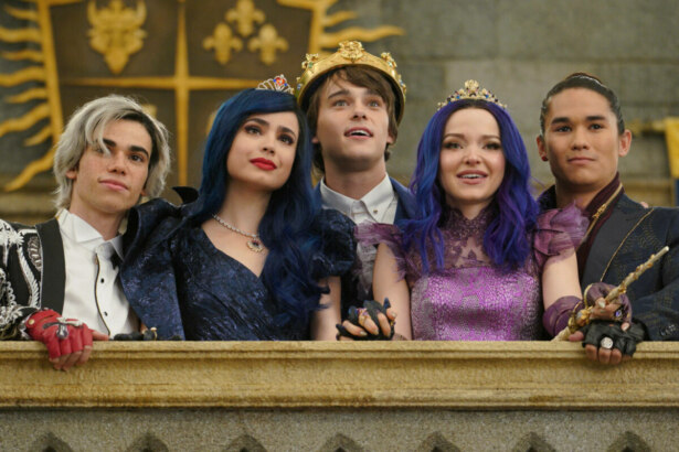 Cinco protagonistas do filme Descendentes 3 em uma saca de um castelo Eles estão vestidos como reis e rainhas, usando até coroas