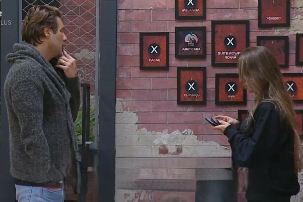 Vicor e Rayanne olham para o quadro da divisão de quartos do Power Couple Brasil 7